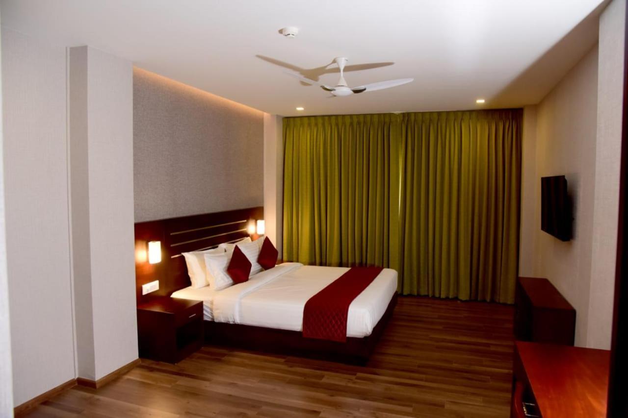 Hotel Emerald Palace Kottiyam Екстериор снимка