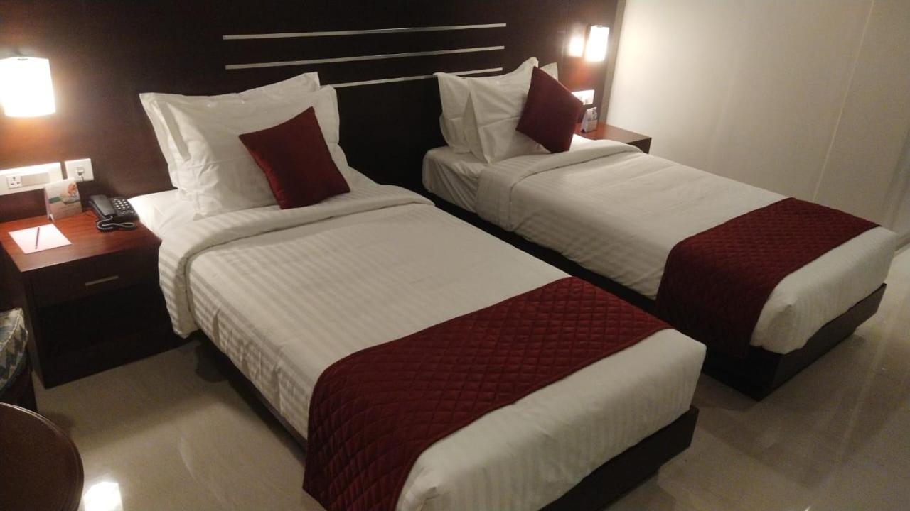 Hotel Emerald Palace Kottiyam Екстериор снимка